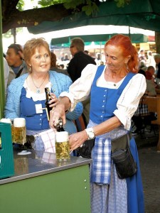 20090829161611-de-munich-city-beer_girls-w