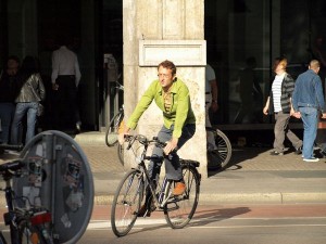 20090829172652-de-munich-city-green_cyclist-w