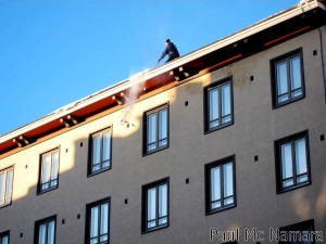 20120222091002-fi-helsinki-city-snow_roof_cleaning